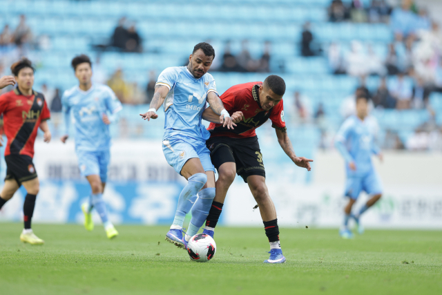 프로축구 K리그2 대구FC의 세라핌(왼쪽). K리그 제공