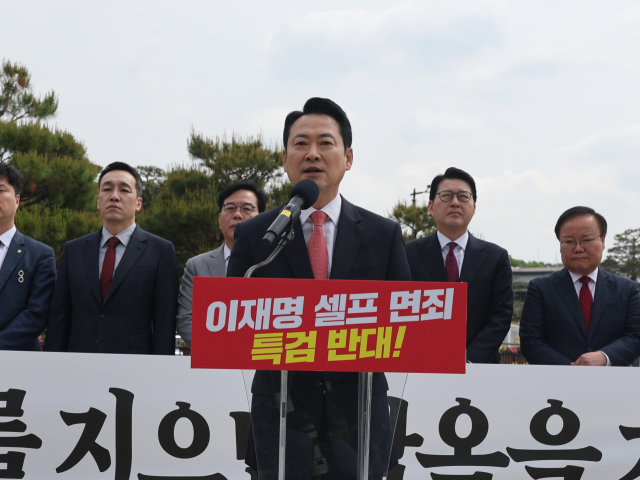 국민의힘 장동혁 대표, 송언석 원내대표를 비롯한 당 지도부가 7일 서울 청와대 사랑채 분수대 앞에서 열린 현장 최고위원회에서 구호를 외치고 있다. 이들은 더불어민주당이 추진하는 