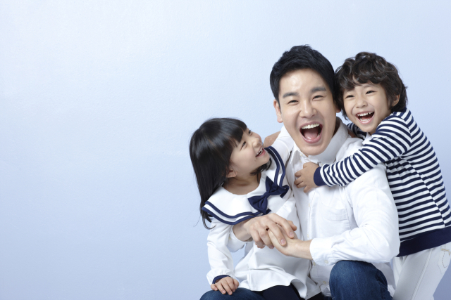 아빠와 아이가 환하게 웃고 있다. 매일DB
