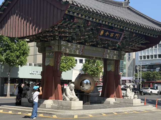 약령시 찾은 외국인들 