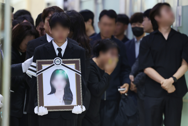 7일 광주 광산구 신가동 한 장례식장에서 20대 남성의 흉기에 찔려 숨진 여고생의 발인이 진행되고 있다. 연합뉴스