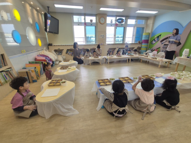 영주남부초 병설유치원 유아들이 부모님께 전할 나만의 타르트를 만들고 있다. 영주교육지원청 제공
