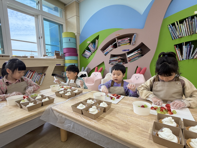 영주남부초 병설유치원 유아들이 부모님께 전할 나만의 타르트를 만들고 있다. 영주교육지원청 제공