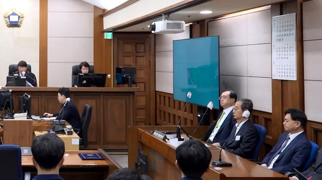 12·3 비상계엄에 가담한 혐의로 재판에 넘겨진 한덕수 전 국무총리가 7일 서울 서초구 서울고등법원에서 열린 항소심 선고공판에 출석해 선고를 듣고 있다. 서울고법 형사12-1부(이승철 조진구 김민아 고법판사)는 이날 한 전 총리에게 징역 15년을 선고했다. 연합뉴스
