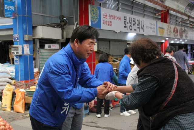 오중기 더불어민주당 경상북도지사 예비후보가 7일 의성공설시장을 찾아 장을 보러 나온 군민들과 인사를 나누고 있다. 후보 캠프 제공