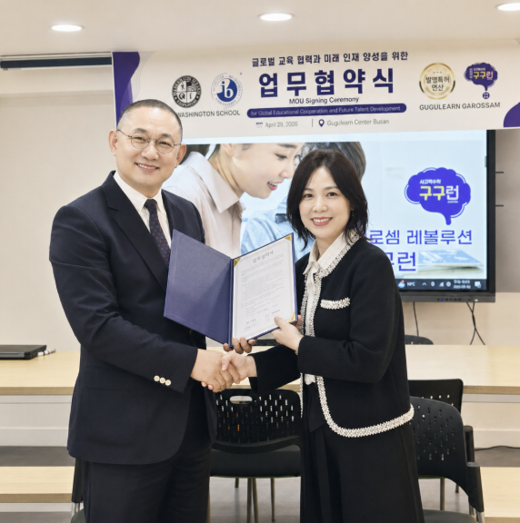 구구런 가로셈 관계자와 필리핀 워싱턴스쿨 관계자가 글로벌 교육 프로그램 개발 및 협력을 위한 업무협약(MOU)을 체결한 뒤 기념촬영을 하고 있다. [사진=구구런 가로셈]
