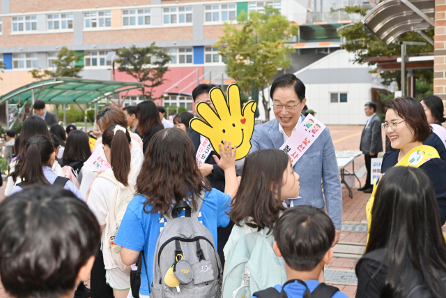 임종식 경북교육감 예비후보가 지난해 9월 경북지역 한 학교에서 인성 및 범죄 예방 교육의 일환으로 등교하는 학생들과 하이파이브를 하며 미소 짓고 있다. 임종식 예비후보 측 제공