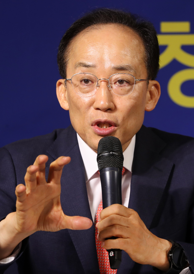 국민의힘 추경호 대구시장 예비후보가 7일 대구 남구 이천동 대구아트파크에서 열린 아시아포럼21 초청 토론회에 참석해 취재진 질문에 답하고 있다. 연합뉴스