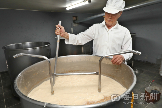 권순만 용궁합동양조장 대표가 발효실에서 작업을 하고 있다. 권 대표는 