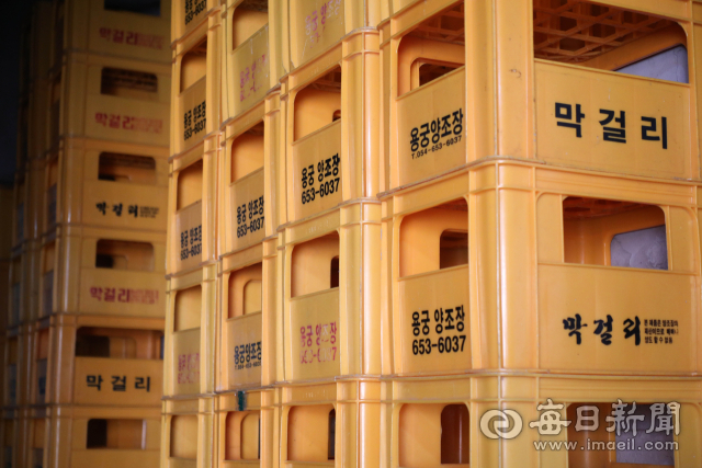 용궁합동양조장 한켠에 빈 상자들이 켜켜이 쌓여 있다. 1960∼70년대 하루 400말씩 팔려나가던 전성기의 활기는 사라졌지만, 이 양조장은 고령화·인구 감소라는 시대의 파고 속에서도 전통 양조의 명맥을 놓지 않고 있다. 정운철 기자 woon@imaeil.com