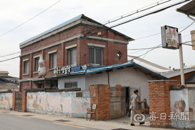 1951년 설립돼 70년 넘게 막걸리의 명맥을 이어온 예천 용궁 합동양조장은 1958년 준공된 적벽돌 건물로 더 유명하다. 현관 캐노피 위에 술 취한 막걸리 통 조형물이 올라앉아 방문객을 맞이하는 이 건물은 근대 산업화의 역사와 향토 양조문화를 동시에 품은 살아있는 유산이다. 정운철 기자 woon@imaeil.com