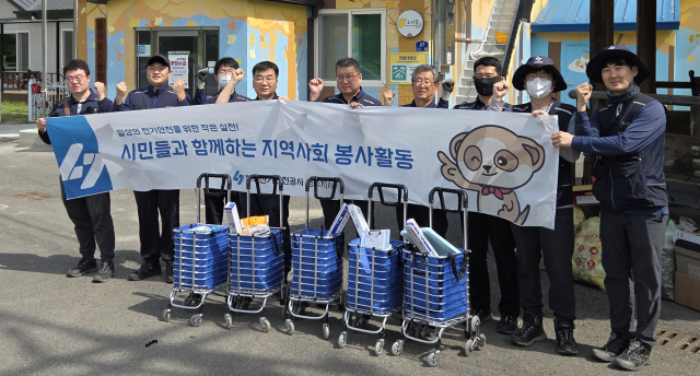 한국전기안전공사 경주지사 한 직원이 경주시 서면 도리마을에서 전기안전 점검을 하고 있다. 한국전기안전공사 경주지사 제공직원들이 경주시 서면 도리마을에서 전기안전 점검 봉사활동을 한 후 기념시진을 찍고 있다. 한국전기안전공사 경주지사 제공