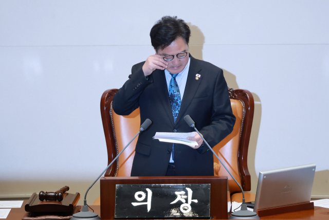 우원식 국회의장이 8일 국회에서 열린 5월 임시국회 제2차 본회의에서 대한민국헌법 개정안과 다른 법안들에 대해 필리버스터를 신청한 국민의힘을 비판하던 중 눈가를 닦고 있다. 우 의장은 이날 대한민국헌법 개정안 등을 본회의에 상정하지 않았다. 연합뉴스