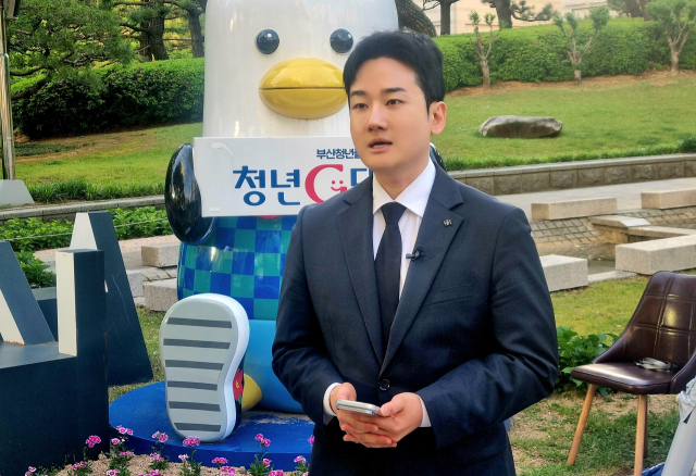정이한 개혁신당 부산시장 후보가 8일 부산 시청 앞에서 단식에 들어가며 방송 토론회 운영 기준과 관련한 입장을 설명하고 있다. [사진=부산언론협회]