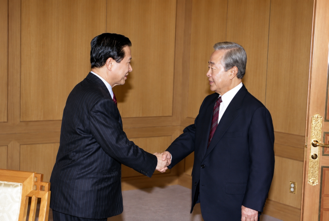 1997년 11월 22일 IMF(국제통화기금) 구제금융 체제에 들어가고 20일 뒤이자 15대 대선 닷새 전이었던 그 해 12월 13일 청와대에서 김대중 새정치국민회의 대선 후보와 김영삼 대통령이 만났다. e영상역사관, AI로 보정