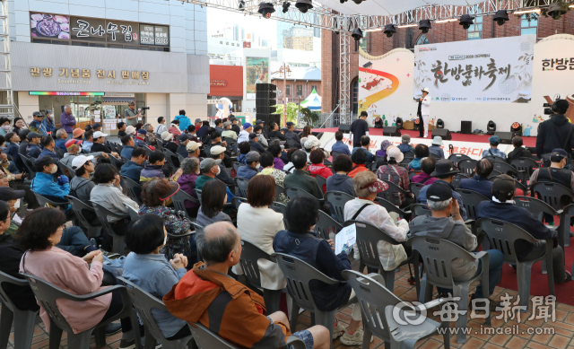 지난 8일 오후 대구 중구 약령시 한방문화축제 공연장이 방문객들로 가득 찼다. 같은 시각 인근 동성로 축제 부스 앞이 한산했던 것과는 사뭇 다른 풍경이다. 
