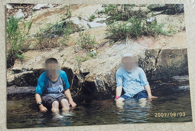 20007년 25살 무렵 김명석(가명)씨(왼쪽)의 건강할 당시 모습. 오른쪽은 명석씨 첫째 형. 본인 제공