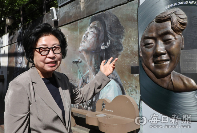 방천시장 골목 담벼락을 가득 채운 김광석의 얼굴들. 윤순영 전 중구청장은 잊혀가던 이 골목에 특별한 스토리를 입히고 역사를 기록했다. 파괴 대신 재생을 선택한 그 결과로 지금 전국에서 사람들이 찾아오는 