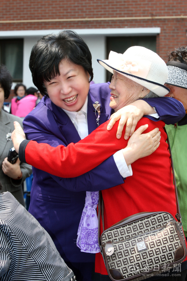 2012년 5월 26일 카리타스 장애인 문화축제에서 조환길 대주교와 윤순영 전 청장이 작품전시를 둘러보고 있는 모습. 중구청 제공