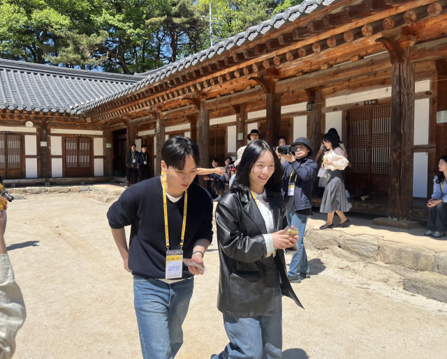 랜덤 데이트에서 선택된 커플이 동화사 경내를 산책하고 있다. 김세연 기자