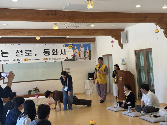 참가자들이 각자 준비해온 장기자랑을 하며 분위기를 풀고 있다. 김세연 기자