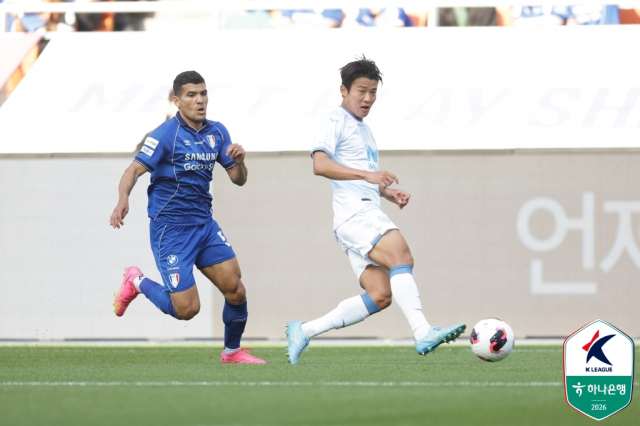 프로축구 K리그2 대구FC 김강산(오른쪽)이 수원 삼성의 브루노 실바에게 공을 빼앗기지 않기 위해 드리블을 하고 있다. K리그 제공