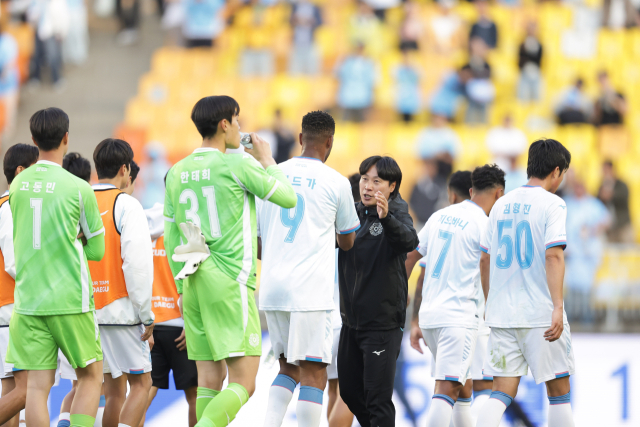 프로축구 K리그2 대구FC 최성용 감독(오른쪽 세 번째)이 경기 종료 후 선수들을 격려하고 있다. K리그 제공