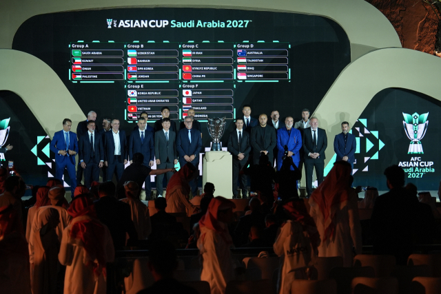 AFC가 10일(한국 시간) 사우디아라비아 리야드의 살와 궁전에서 2027 AFC 아시안컵 조 추첨식을 진행한 가운데 각 팀 감독과 대표자들이 단상에 모여 기념사진을 찍고 있다. AP 연합뉴스