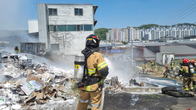 10일 낮 12시27분쯤 안동시 용상동 한 공터에서 폐타이어와 쓰레기에 불이 나 소방대원들이 진화작업을 벌이고 있다. 안동소방서 제공
