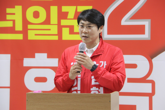 10일 오후 포항시 북구 학잠동에서 열린 김현옥 국민의힘 포항시의원 예비후보 선거사무소 개소식에서 김 예비후보와 참석자들이 기념 촬영을 하고 있다. 김현옥 예비후보 캠프 제공.