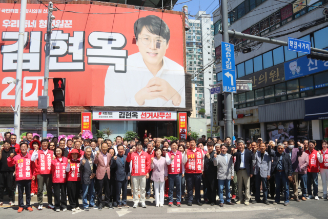 10일 오후 포항시 북구 학잠동에서 열린 김현옥 국민의힘 포항시의원 예비후보 선거사무소 개소식에서 김 예비후보와 참석자들이 기념 촬영을 하고 있다. 김현옥 예비후보 캠프 제공.