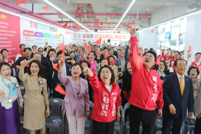 10일 오후 포항시 북구 덕수동에서 열린 오호영 국민의힘 포항시의원 예비후보 선거사무소 개소식에서 오 예비후보와 참석자들이 기념 촬영을 하고 있다. 오호영 예비후보 캠프 제공
