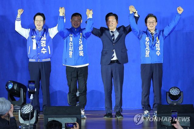 4일 오전 부산 동구 부산항국제전시컨벤션센터에서 열린 더불어민주당 제9회 전국동시지방선거 부산·울산·경남 공천자대회. 왼쪽부터 김경수 경남도지사 후보, 김상욱 울산시장 후보, 정청래 당 대표, 전재수 부산시장 후보. 연합뉴스