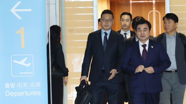 미국을 방문하는 안규백 국방부 장관이 10일 인천국제공항 제2터미널 출국장으로 이동하고 있다. 연합뉴스