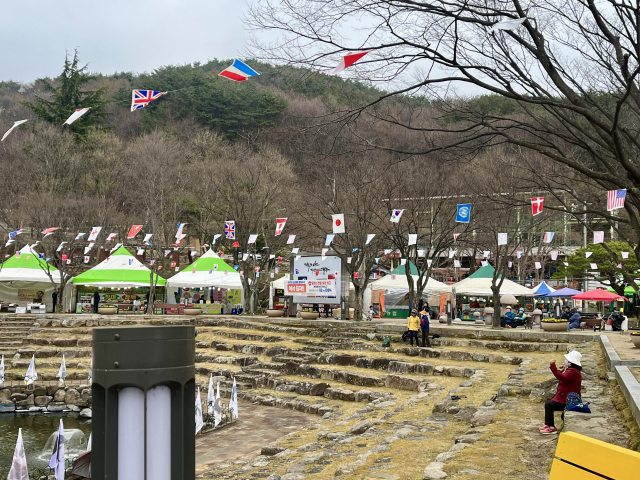 지난 4월 1일 팔공산 벚꽃축제 현장. 개화 시기와 맞지 않아 벚꽃을 보기 어려운 상태다. 소수의 방문객들은 축제 현장을 천천히 둘러보다가 자리를 떴다. 정두나 기자.