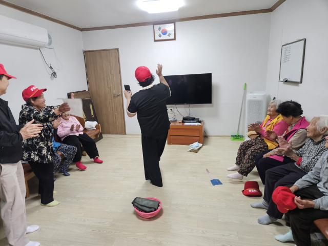 김천시 감천면 관기2리 주민들이 산불홍보가를 배경으로 춤판을 벌이고 있다. 김천시 제공