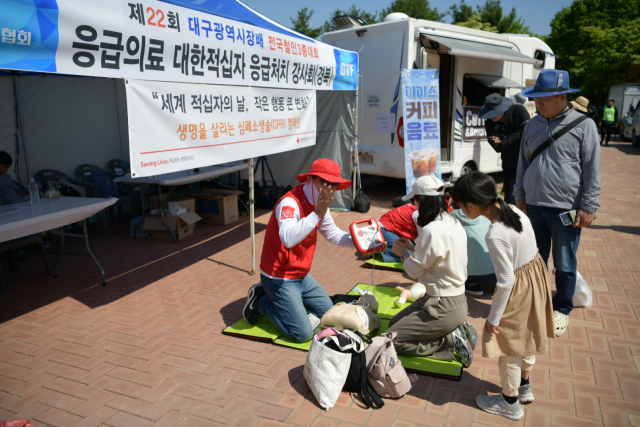 대회 부스에 마련된 심폐소생술 홍보부스에서 응급처치강사봉사회 강사들이 대회를 참가한 선수들과 가족들에게 심폐소생술 시범을 보이고 있다. 경북적십자사 응급처치강사봉사회 제공