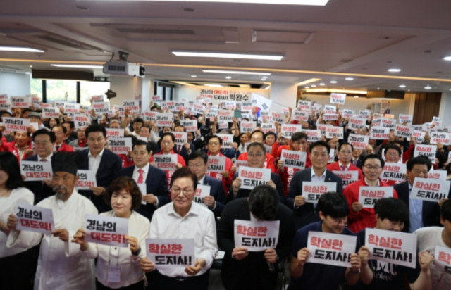 박완수 후보는 10일 자신의 선거사무소에서 지지자들과 함께 