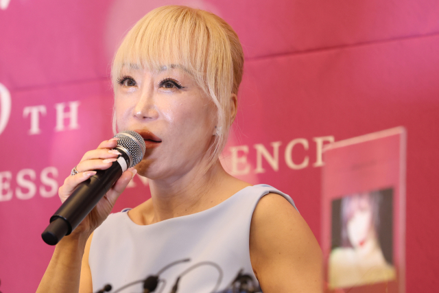소프라노 조수미가 6일 서울 강남구 그랜드 인터컨티넨탈 서울 파르나스에서 세계 무대 데뷔 40주년 기념 기자간담회를 하고 있다. 연합뉴스