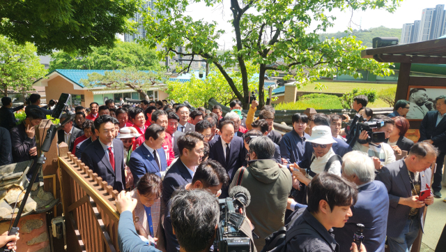 인파 몰릴 때마다 아찔…위험한 박정희 생가 진입로