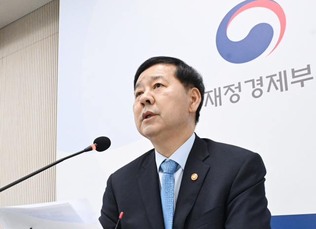 구윤철 부총리 겸 재정경부 장관이 11일 정부세종청사 중앙동 재경부 기자실에서 열린 출입기자간담회에서 기자질문에 답변하고 있다. 2026.5.11. 재경부 제공