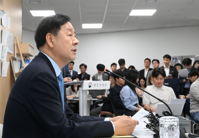 구윤철 부총리 겸 재정경부 장관이 11일 정부세종청사 중앙동 재경부 기자실에서 열린 출입기자간담회에서 기자질문에 답변하고 있다. 2026.5.11. 재경부 제공