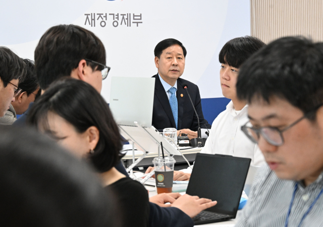 구윤철 부총리 겸 재정경부 장관이 11일 정부세종청사 중앙동 재경부 기자실에서 열린 출입기자간담회에서 기자질문에 답변하고 있다. 2026.5.11. 재경부 제공