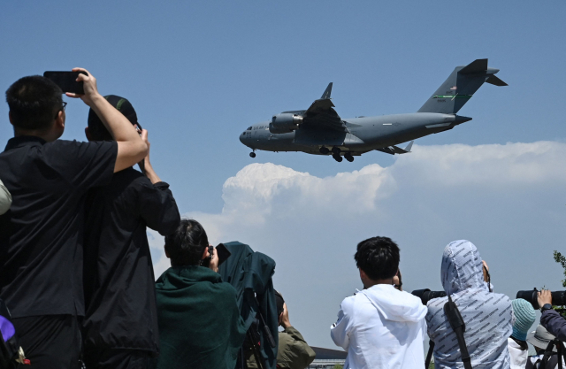 11일 베이징 서우두 국제공항에 미공군 C-17 수송기가 착륙하고 있다. 미군 수송기의 베이징 착륙은 도널드 트럼프 미국 대통령과 시진핑 국가 주석의 정상회담을 앞두고 물품 수송을 위한 것으로 알려졌다. AFP 연합뉴스