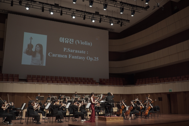 대학일반부 학년 대상 수상자 이유진 연주 모습. 디오오케스트라