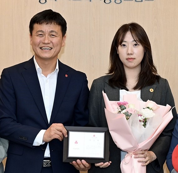 안동시청 송정은(오른쪽) 주무관이 경북사랑의열매 