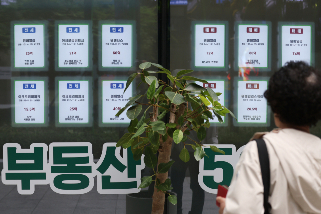 아파트 전세 물량 부족으로 전국 아파트 전세가격 상승률이 매매가격을 눈에 띄게 웃돌고 있다. 한국부동산원에 따르면 올해 전국 아파트 전세가격 누적 상승률은 5월 첫째 주 기준 1.56%로 매매 상승률(0.98%)을 0.58%포인트 상회했다. 사진은 11일 서울의 한 부동산중개업소 앞에 붙은 매물 안내문. 연합뉴스