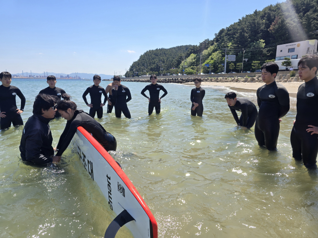지난 9일부터 이틀간 포항 일대에서 경북도서핑협회가 서프레스큐 인명구조요원 자격 교육을 진행했다. 경북도서핑협회 제공.