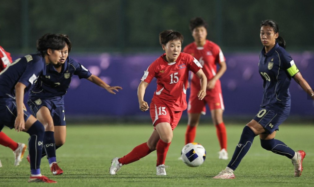아시아축구연맹 U-17 여자 아시안컵 8강전에서 북한의 김원심(선수번호 15)이 드리블을 하고 있다. AFC 홈페이지 캡쳐
