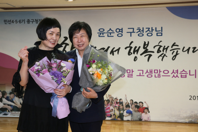2018년 중구청장 퇴임식에서 절친 고(故) 박동준 디자이너와 함께. 윤순영 전 청장 제공